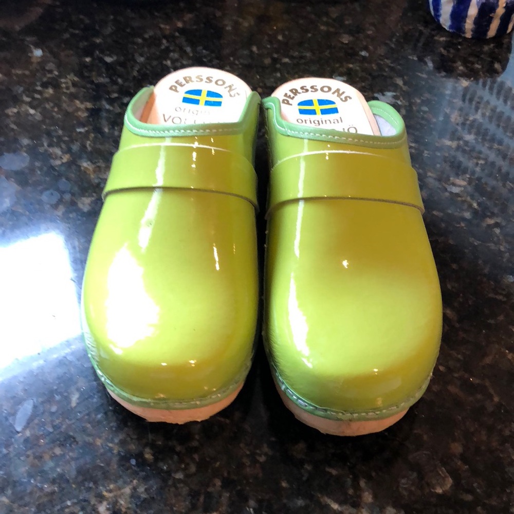 NEVER WORN CLOGS